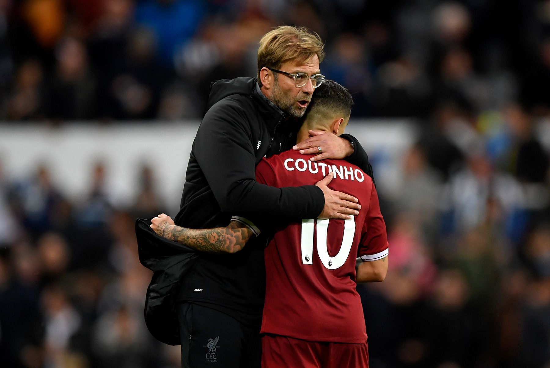Klopp y Coutinho se abrazan en la etapa del brasileño en Liverpool