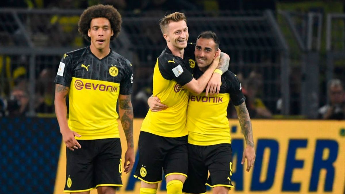 Paco Alcácer celebrates a goal with Borussia Dortmund