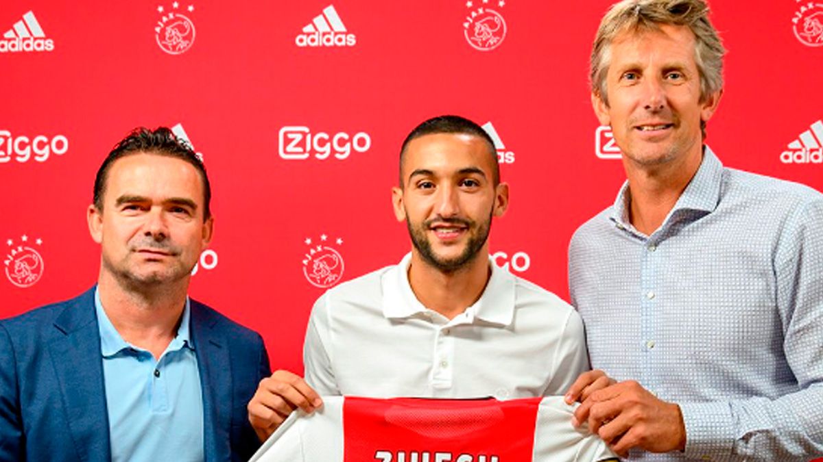 Los responsables deportivos del Ajax en el anunció de la renovación de Hakim Ziyech | @AFCAjax