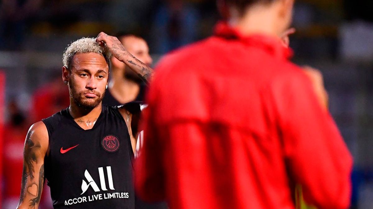 Neymar, cuyo futuro está en el aire, en un entrenamiento del PSG
