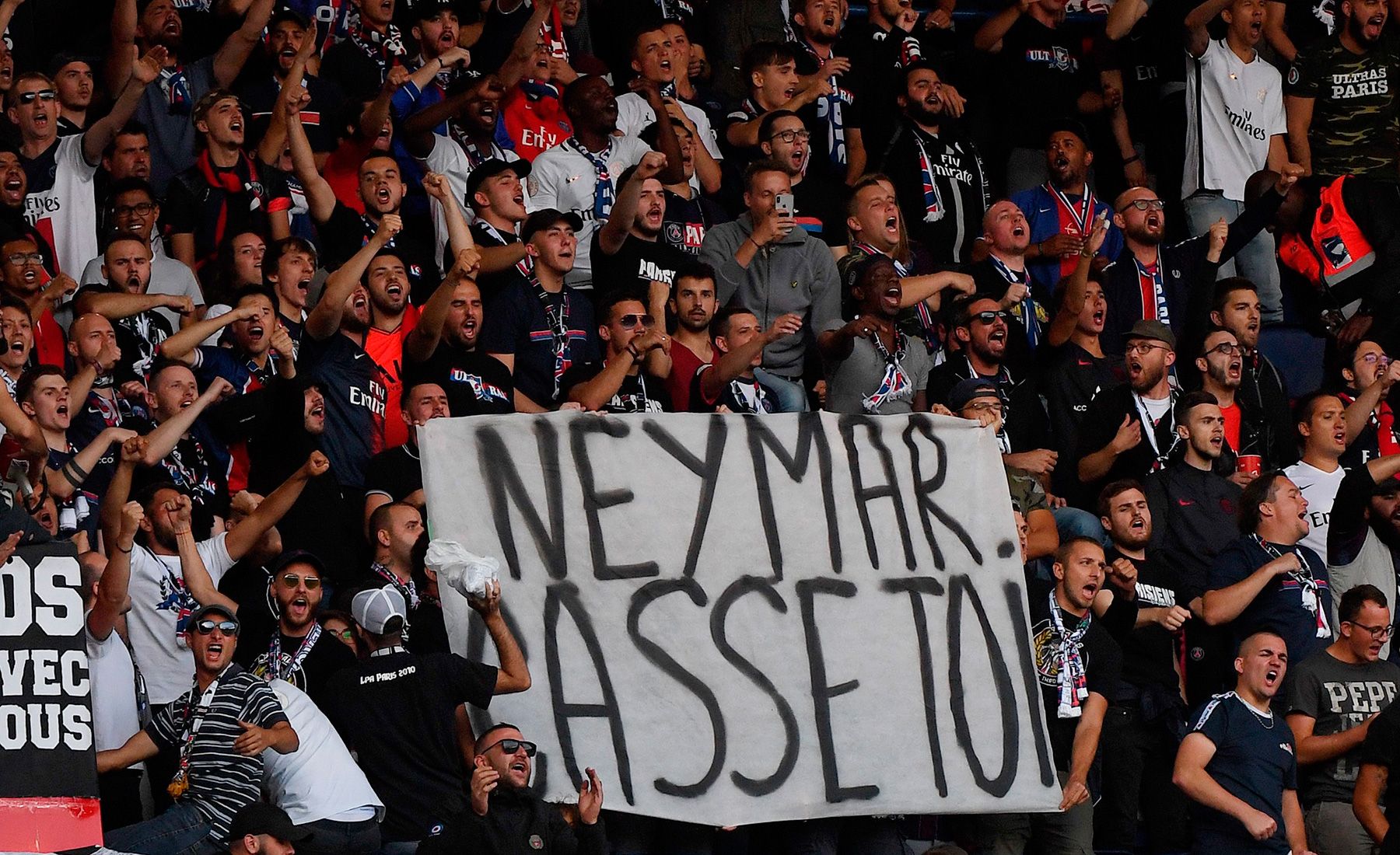 La pancarta de los aficionados del PSG contra Neymar