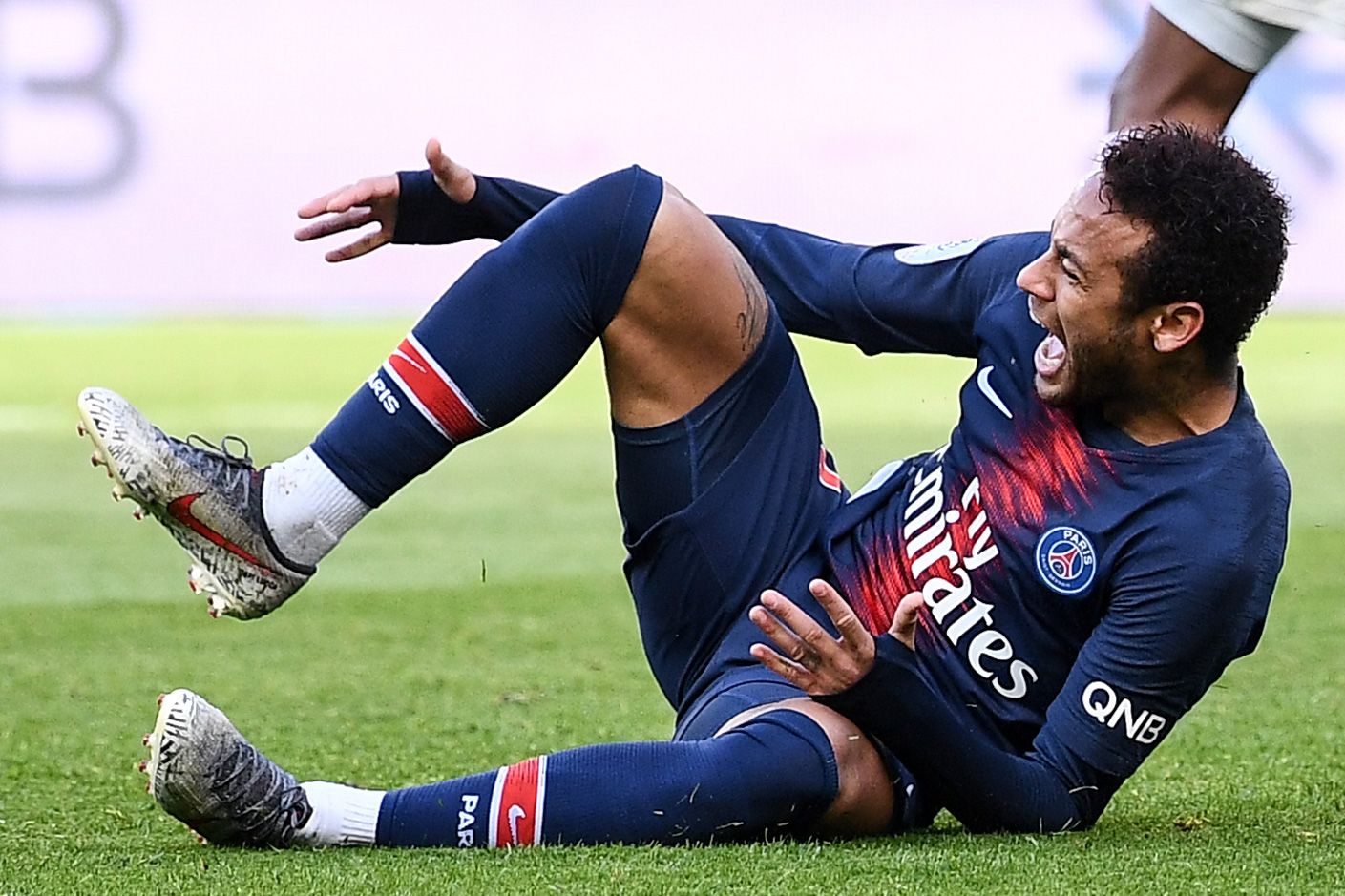 Neymar, injured in a match with PSG