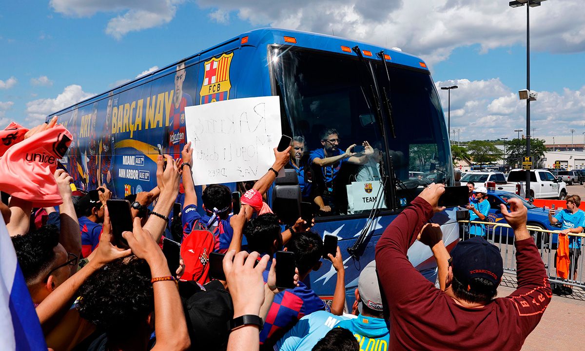 Los 'fans' del FC Barcelona, animando a la expedición culé