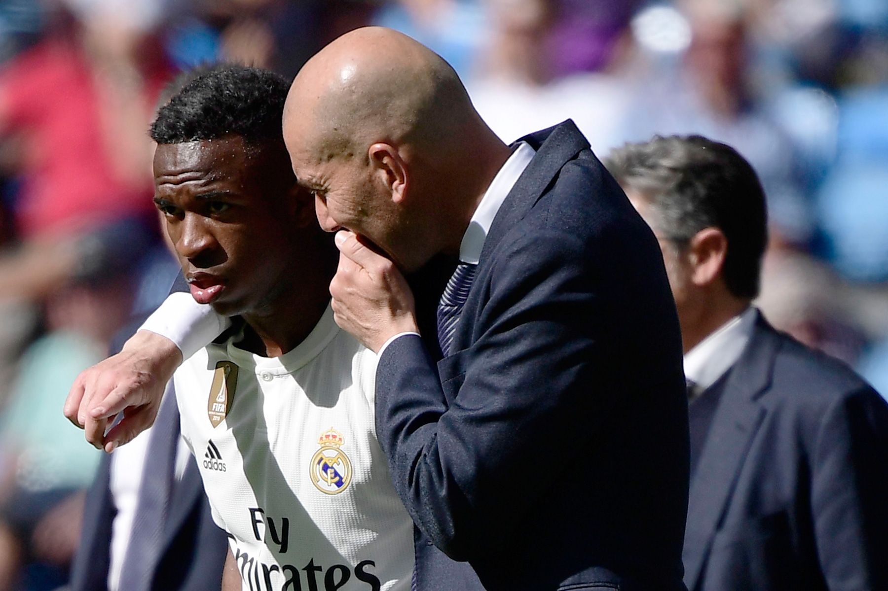 Zidane, habla con Vinicius en un partido del Madrid
