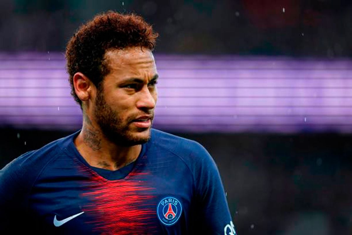 Neymar, in a key moment for his future