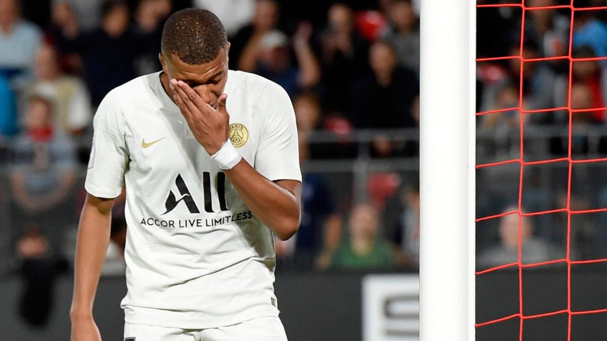 Kylian Mbappé reacts during the defeat of PSG against Rennes