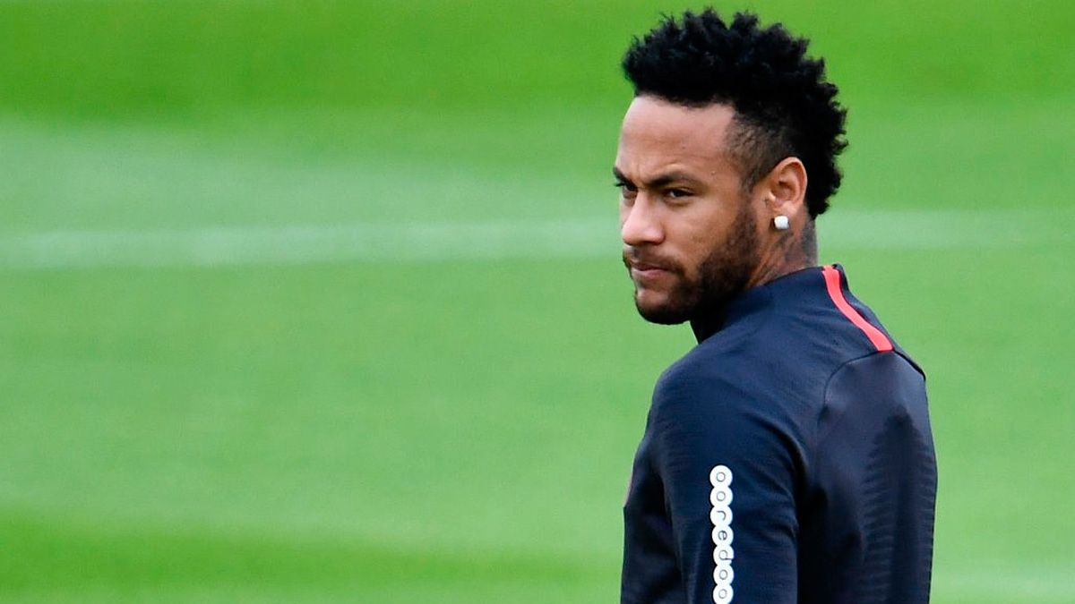 Neymar, que sigue en la agenda del Barça, en un entrenamiento del PSG