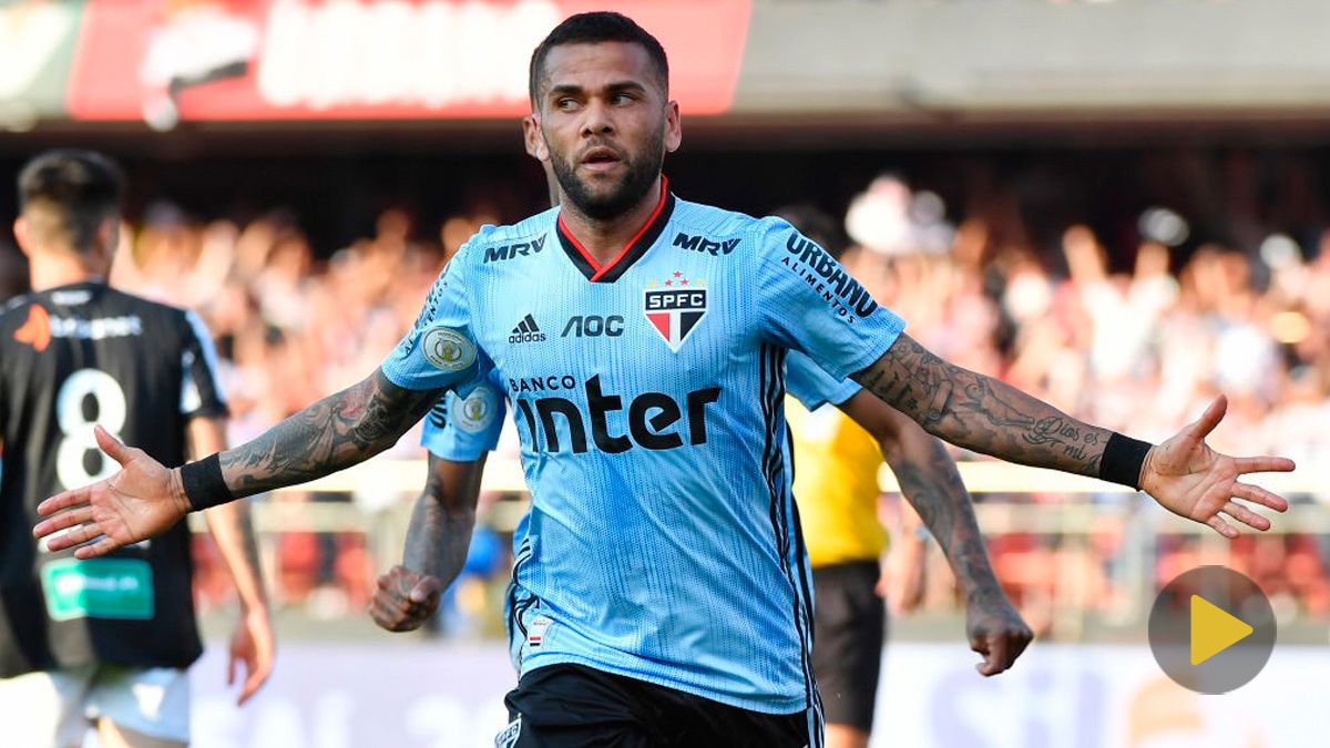 Dani Alves celebrates a goal in his first match with Sao Paulo