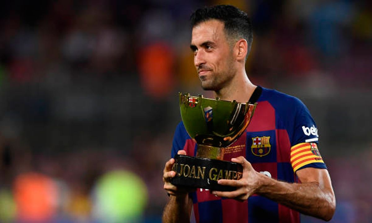 Sergio Busquets, with the trophy Joan Gamper