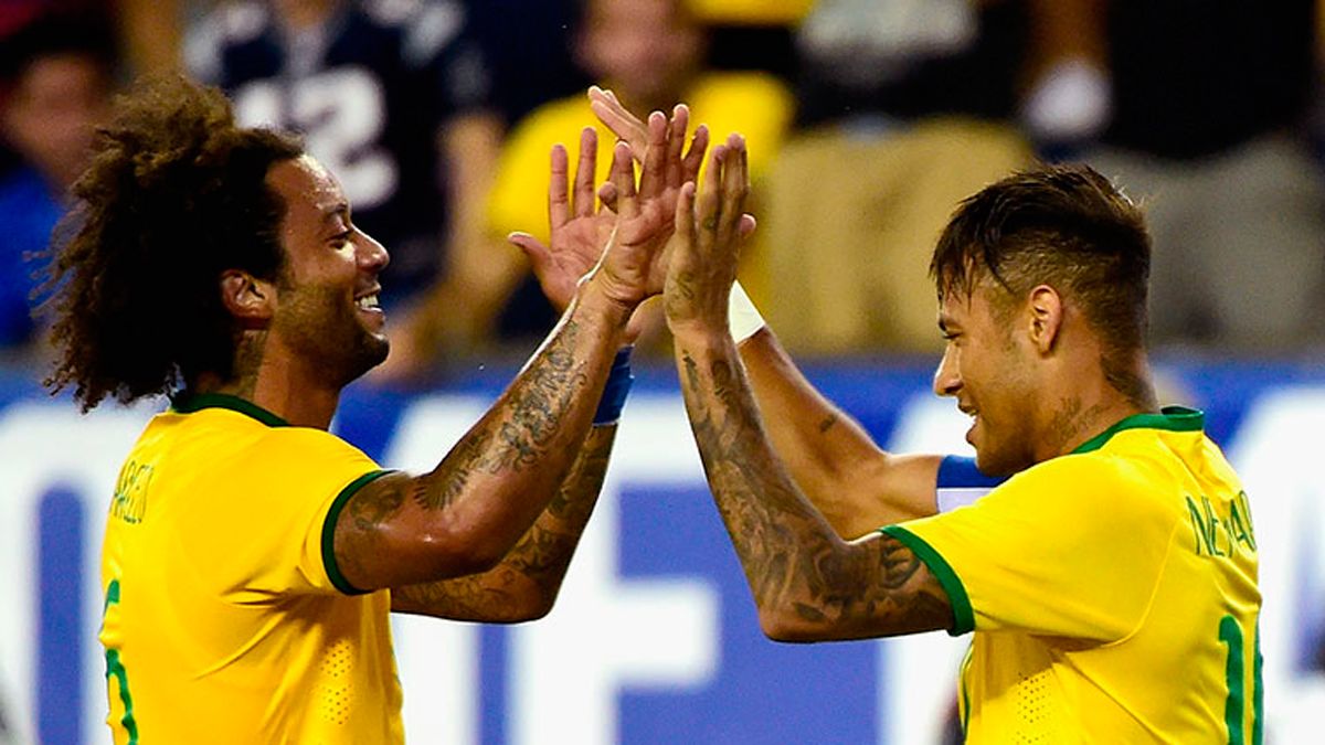Marcelo, celebrando un gol con Neymar