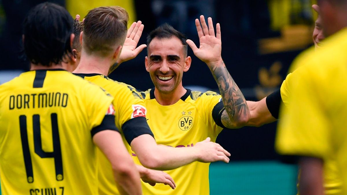 Paco Alcácer celebrates a goal with Borussia Dortmund