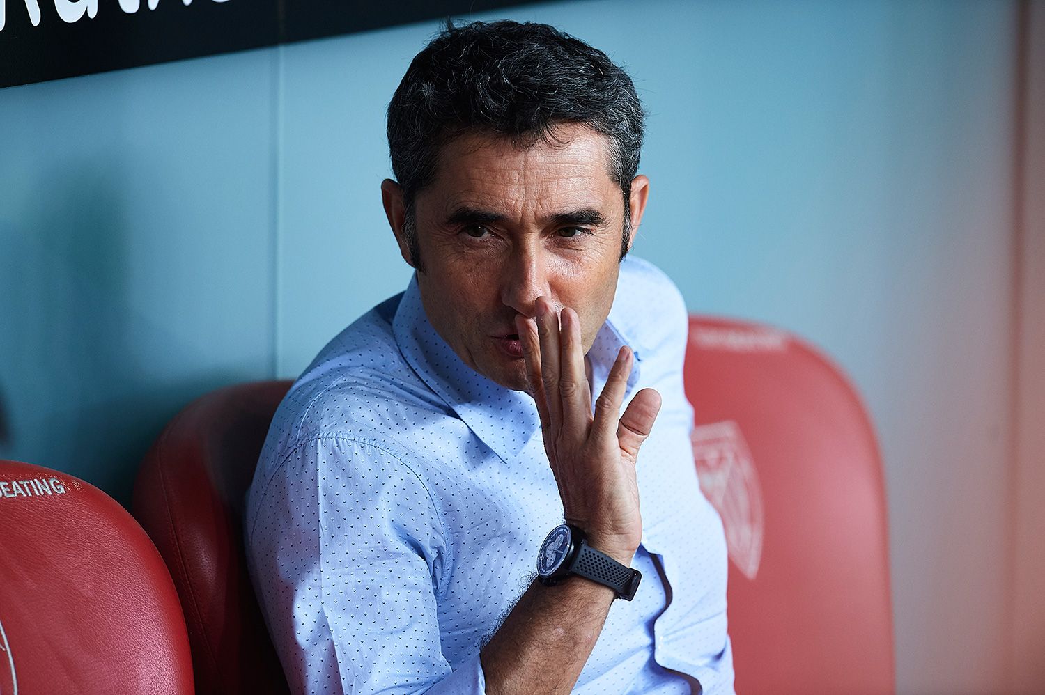 Ernesto Valverde en el banquillo del Barça