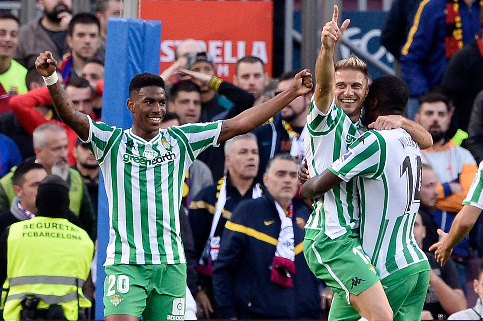 El Betis celebra el gol de Junior en el Camp Nou
