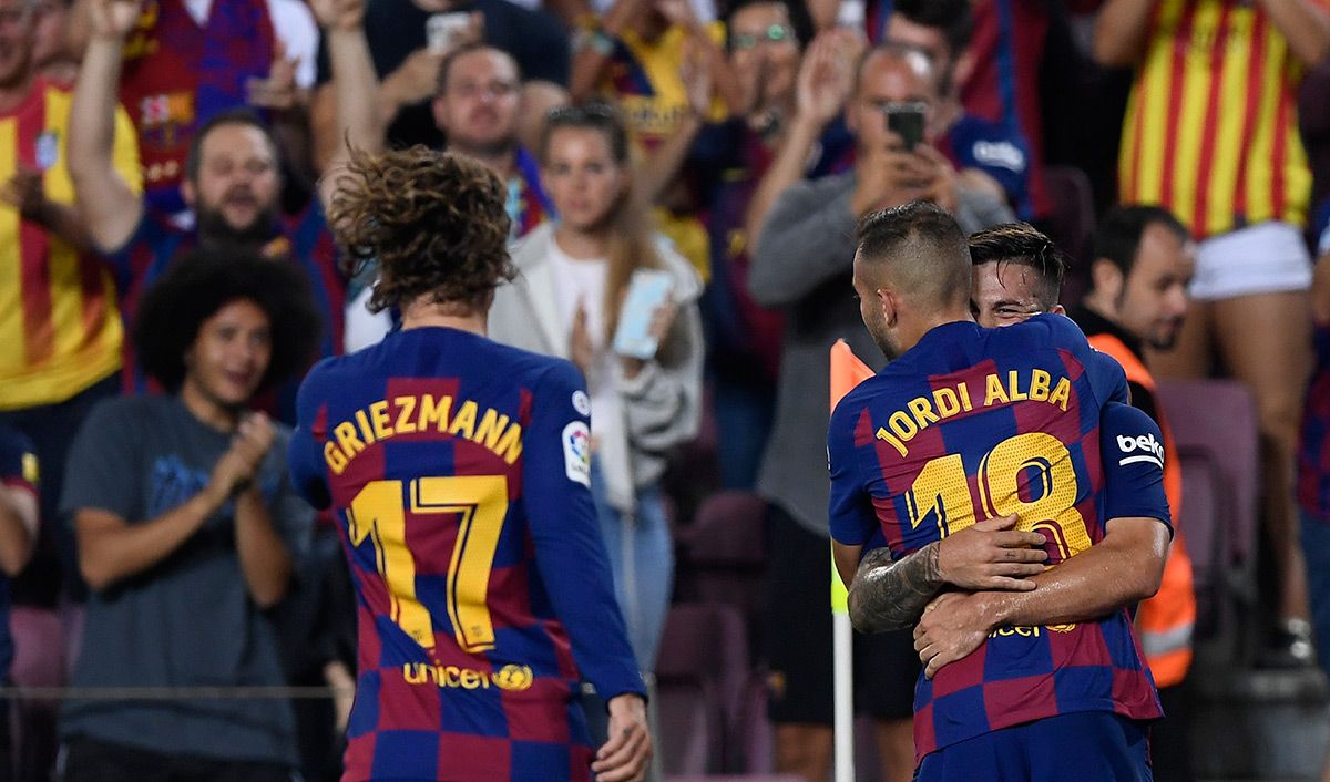 Carles Pérez, Jordi Alba and Griezmann, celebrating a goal