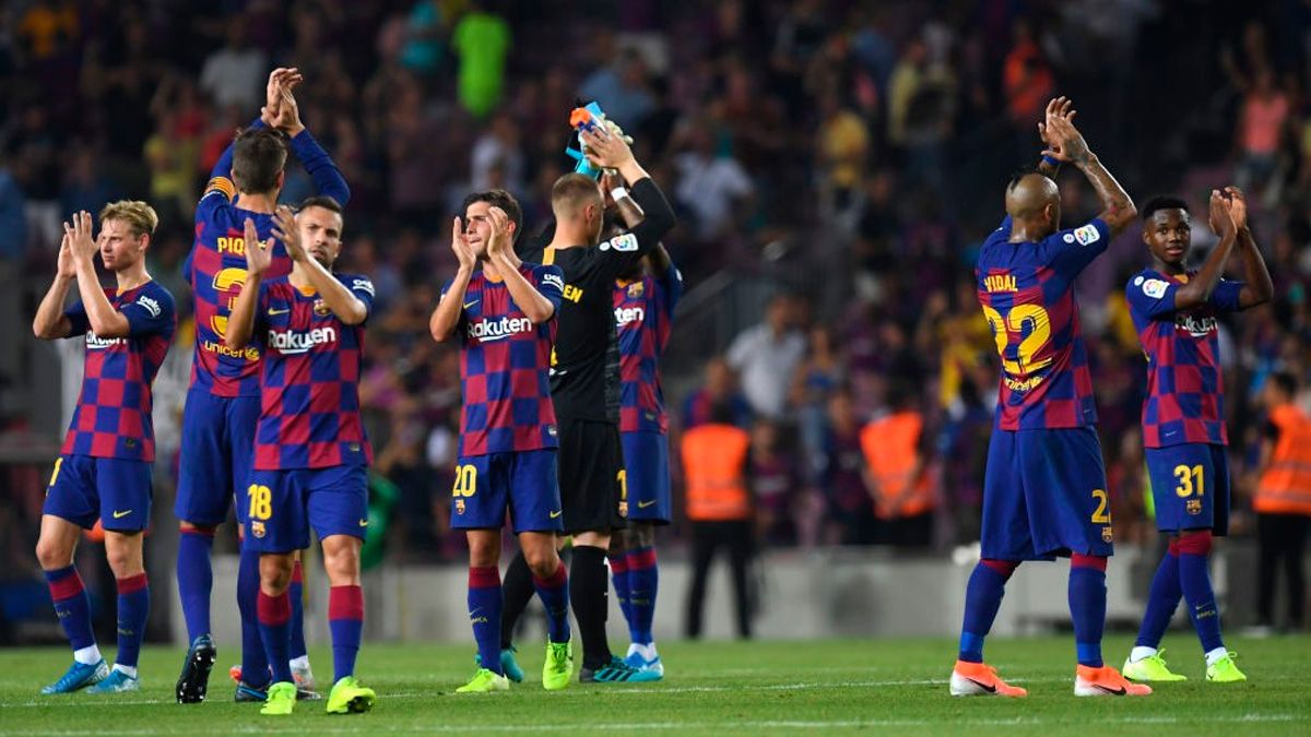 The players of Barça celebrate a victory against Real Betis