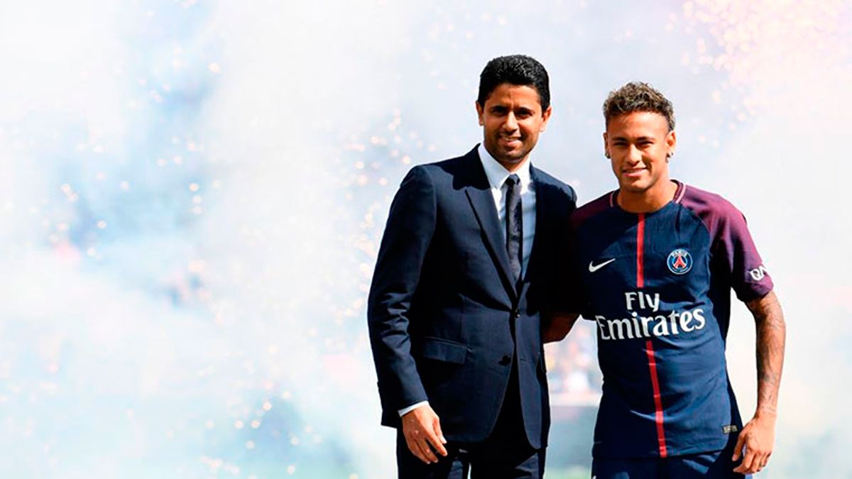 Neymar, junto a Al-Khelaïfi tras llegar al PSG