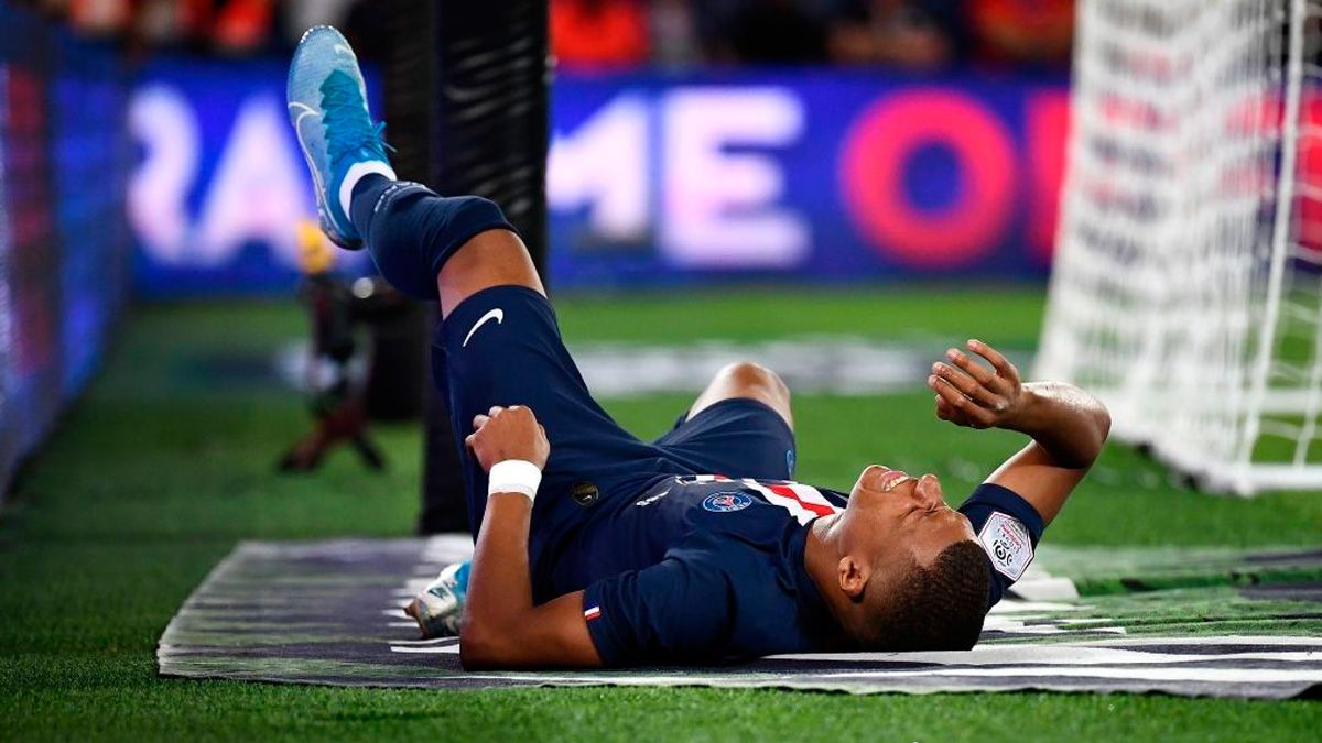 Kylian Mbappé reacts after an injury in a match of PSG