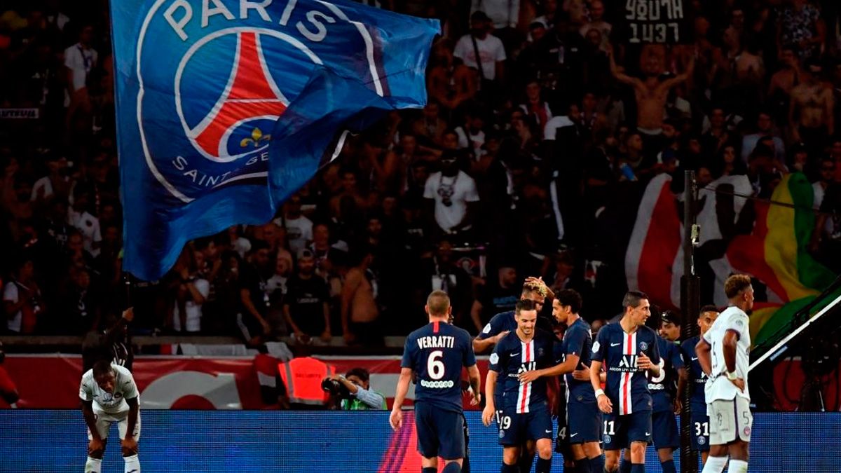 The players of PSG celebrate a goal in another match without Neymar