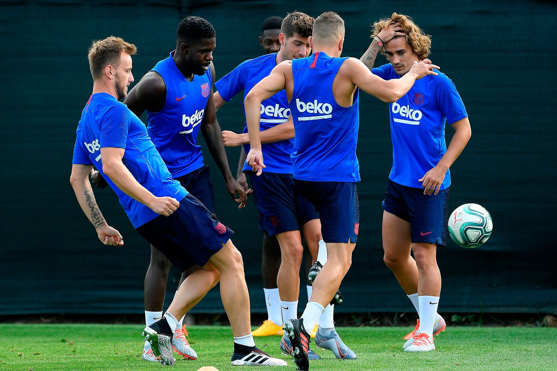 Rakitic y Umtiti en un entrenamiento con el Barcelona