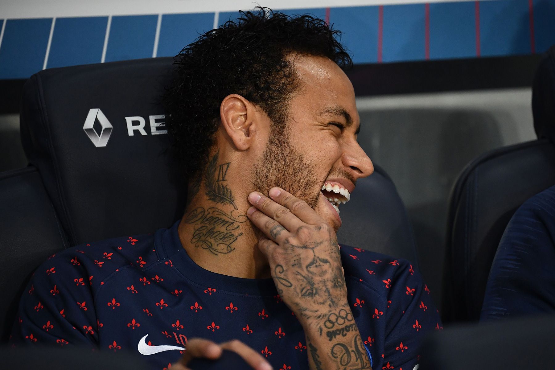 Neymar en el banquillo del PSG