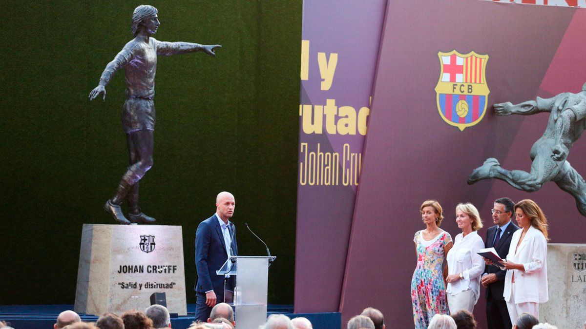 La estatua de Johan Cruyff en el acto de inauguración en el Camp Nou | FCB