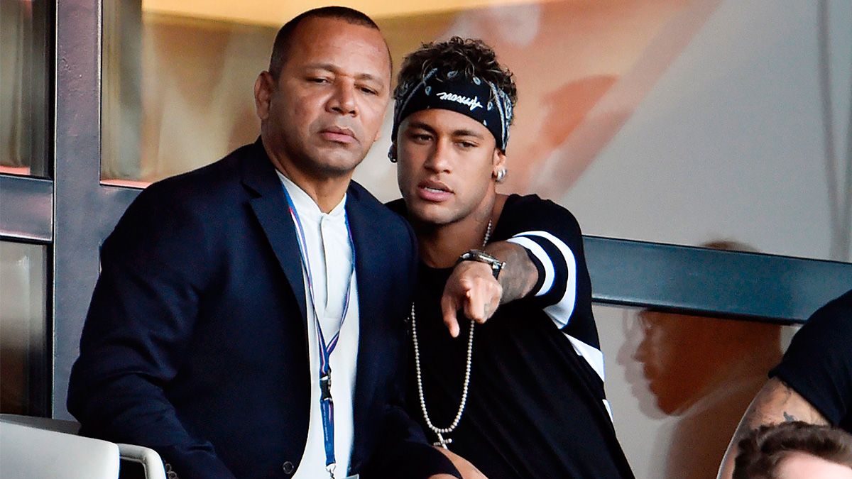 Neymar and his father in a match of PSG