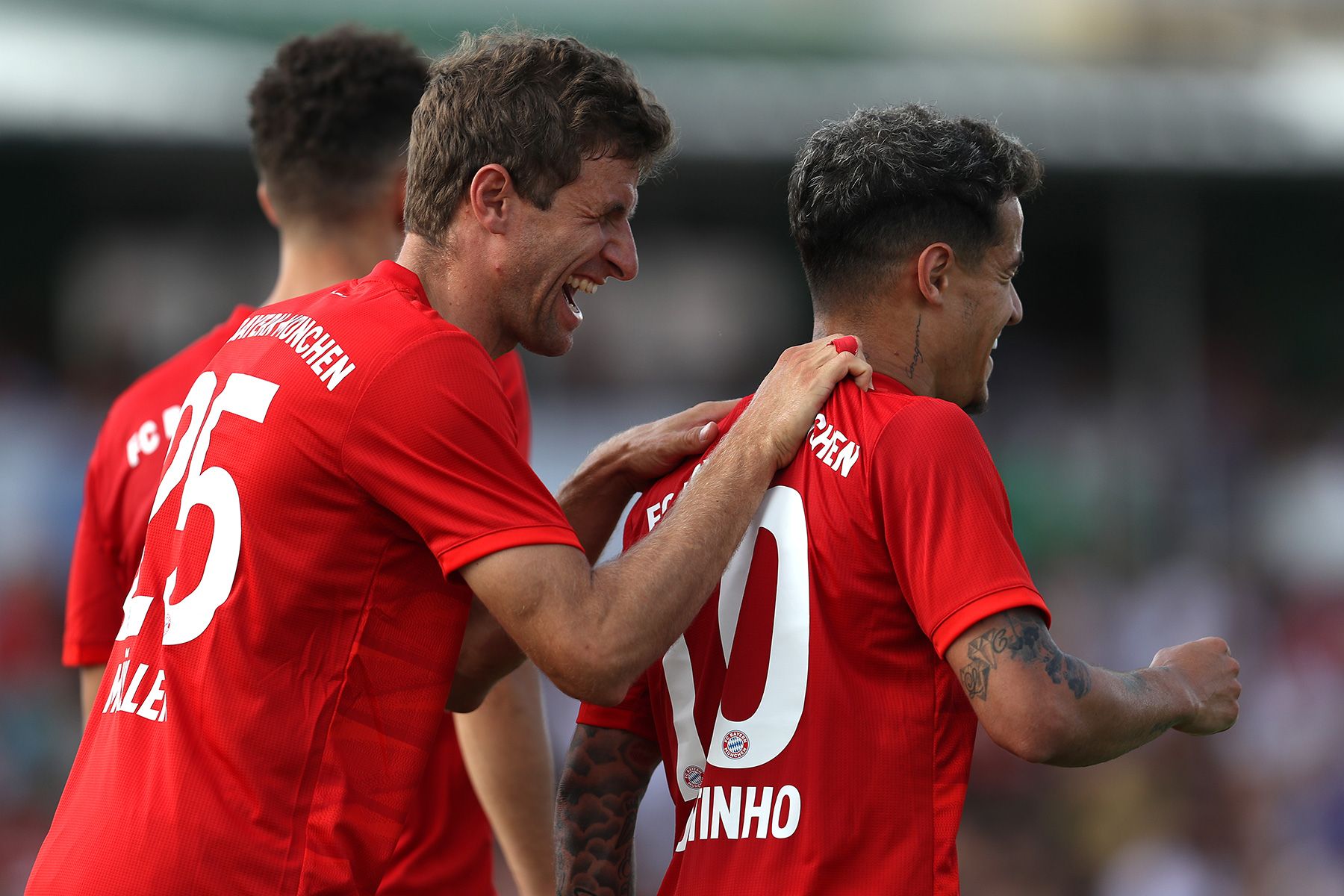 Coutinho celebra un gol del Bayern con Müller