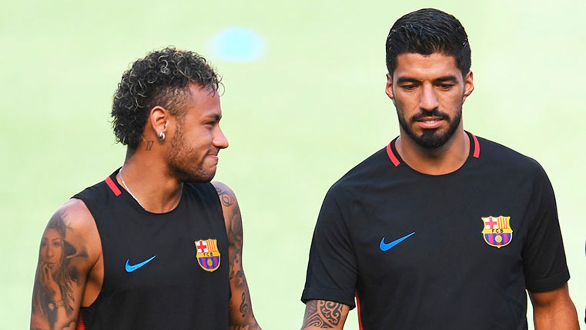 Neymar, beside Luis Suárez