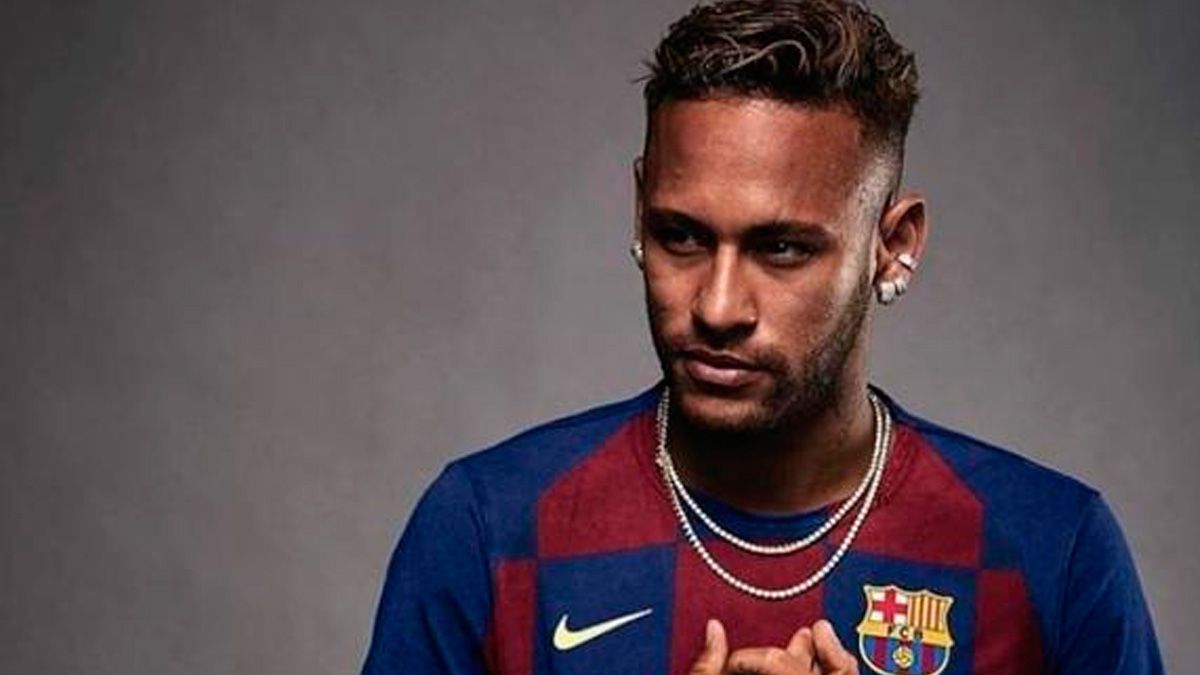 Neymar wearing the Barça t-shirt in the picture of Gagà Milano