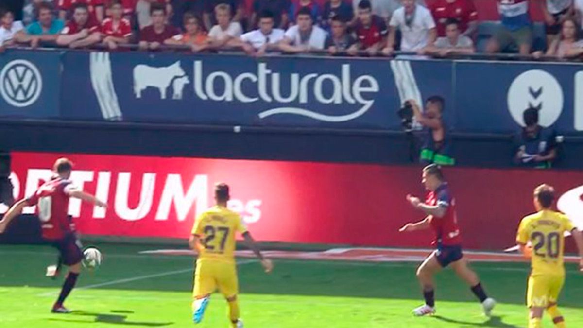 Roberto Torres, marcando un golazo de volea contra el FC Barcelona