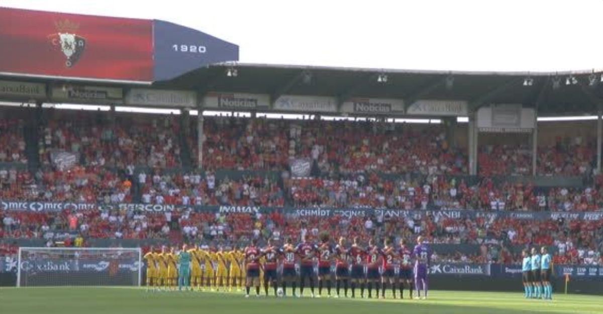 Minuto de silencio previo al Osasuna-Barcelona