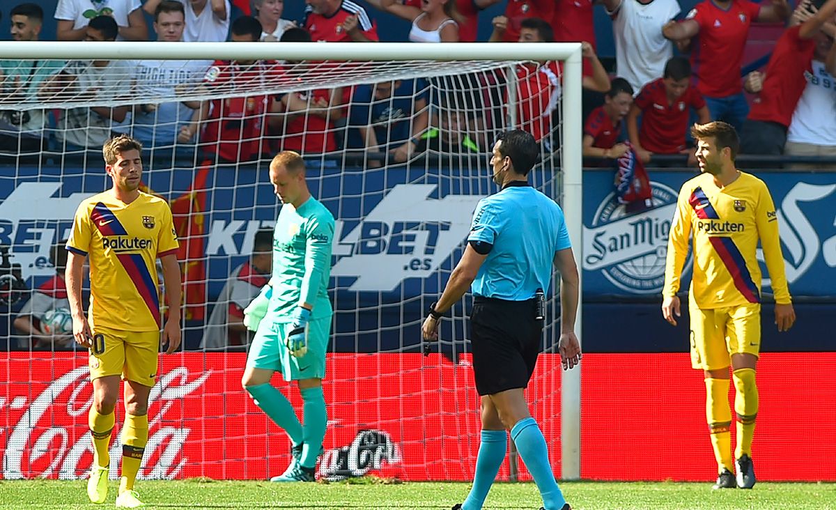 Sergi Roberto y Gerard Piqué, cabizbajos tras un gol de Osasuna