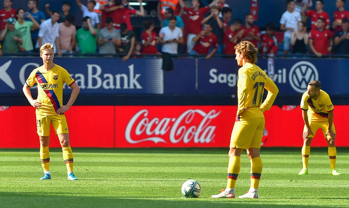 Griezmann y Frenkie de Jong, tras recibir un gol de Osasuna