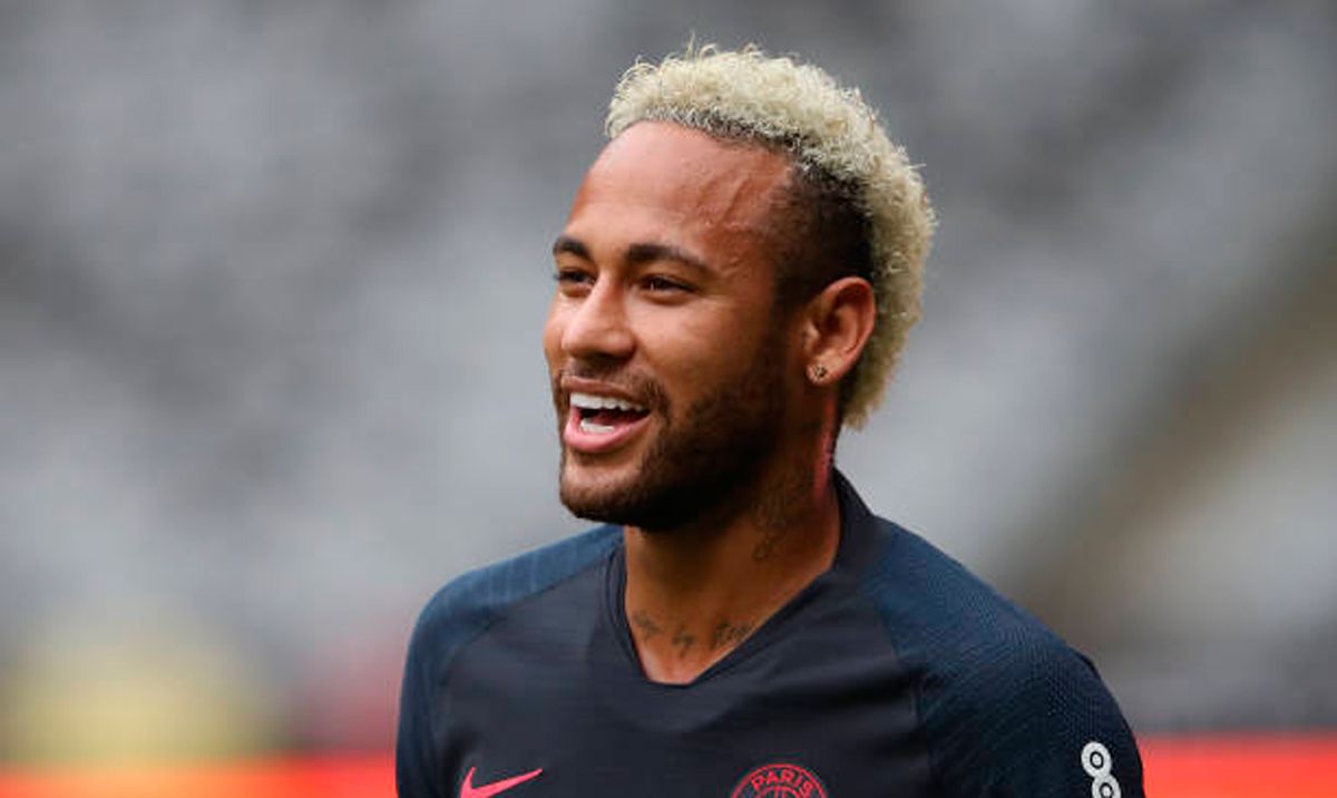 Neymar stays in Paris