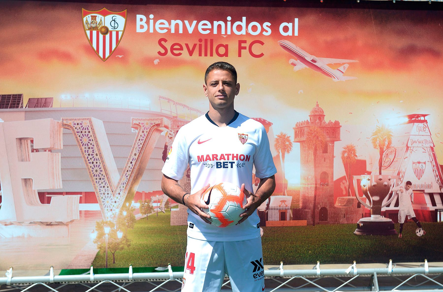 The Chicharito Hernández in his presentation with the Seville