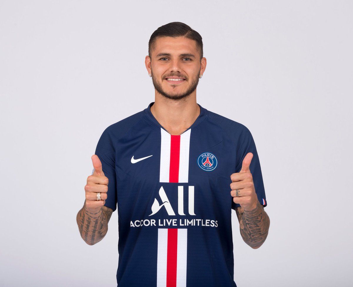 Icardi Poses with the T-shirt of the PSG