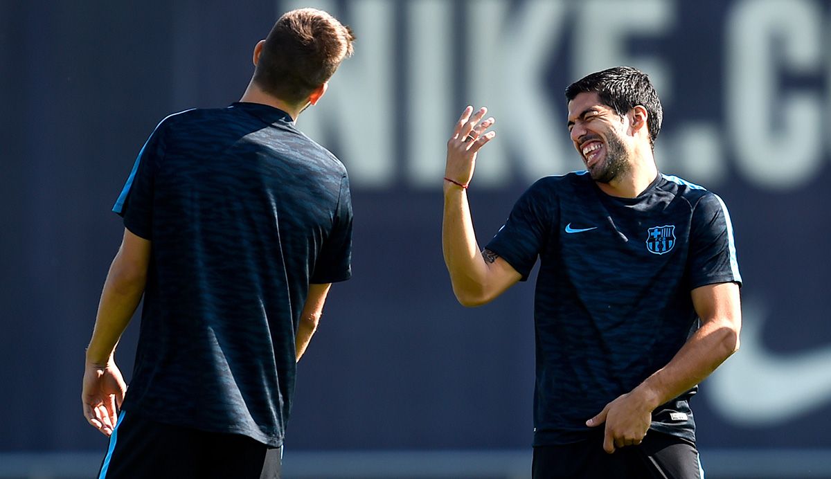 Luis Suárez y Gerard Piqué, bromeando en un entrenamiento