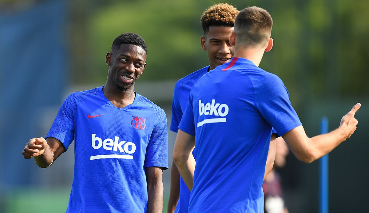 Ousmane Dembélé, entrenando junto a algunos compañeros en el Barça