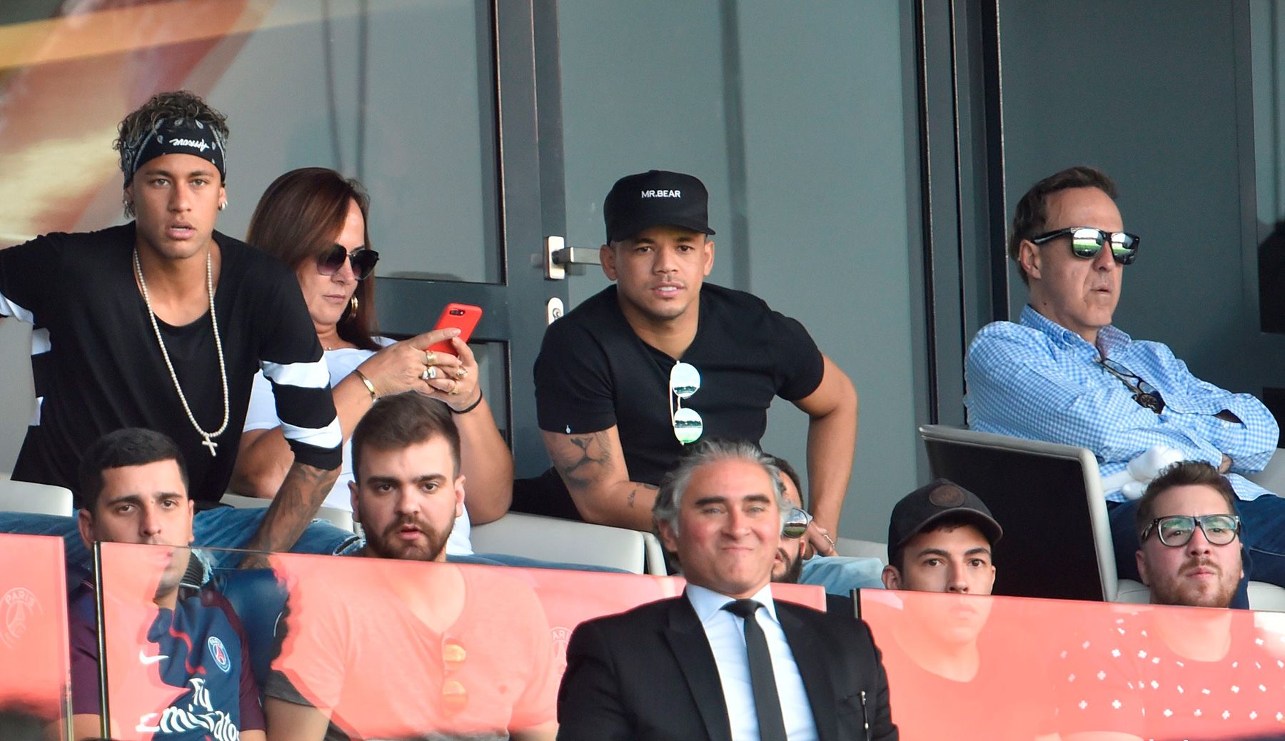 Neymar en la grada del PSG junto a Wagner Ribeiro y unos amigos