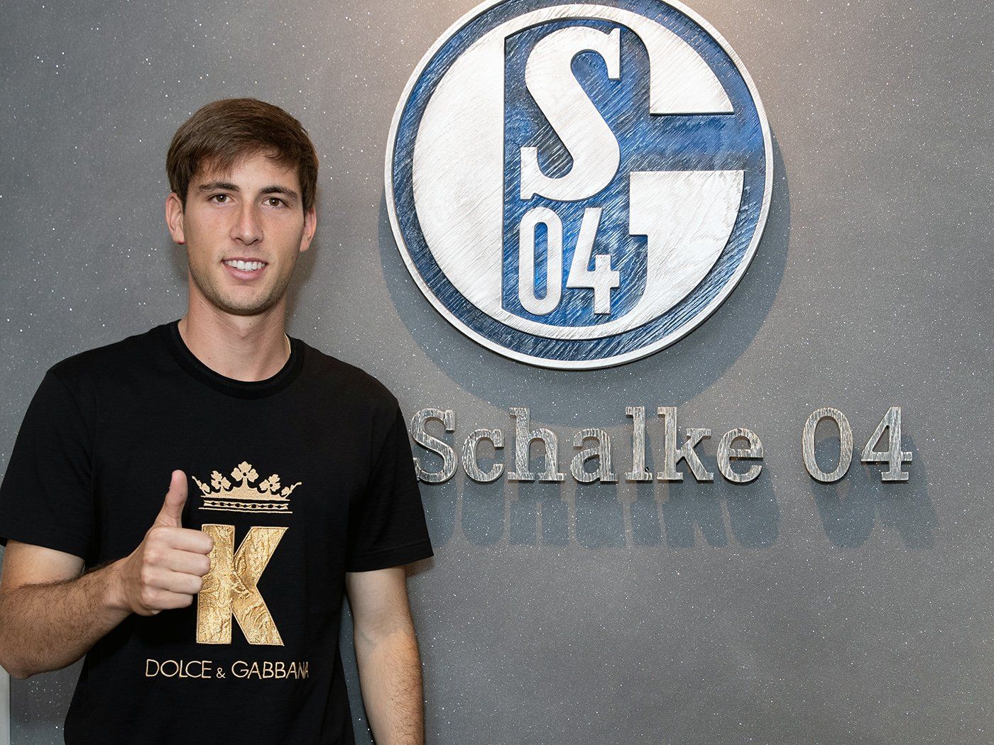 Juan Miranda posa con el escudo del Schalke