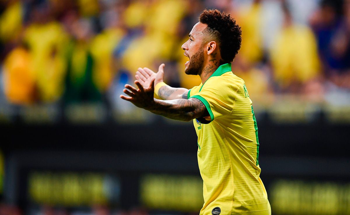 Neymar Jr, protestando al árbitro en un partido de Brasil