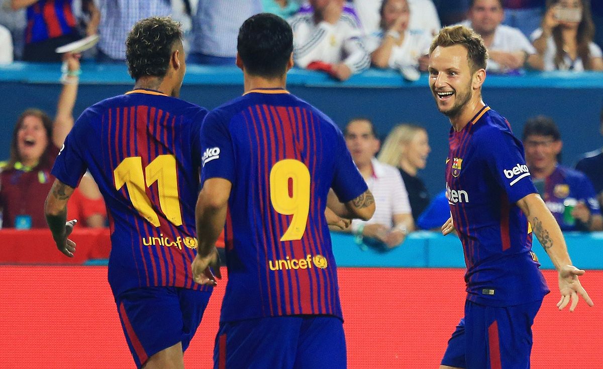 Rakitic, Neymar and Suárez, celebrating a goal in an image of archive