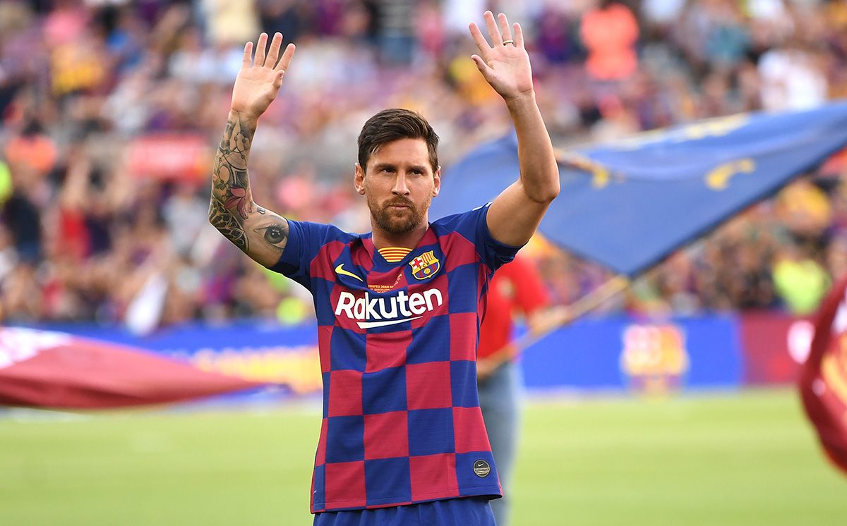 Leo Messi, saludando a los aficionados en el Trofeo Joan Gamper 2019