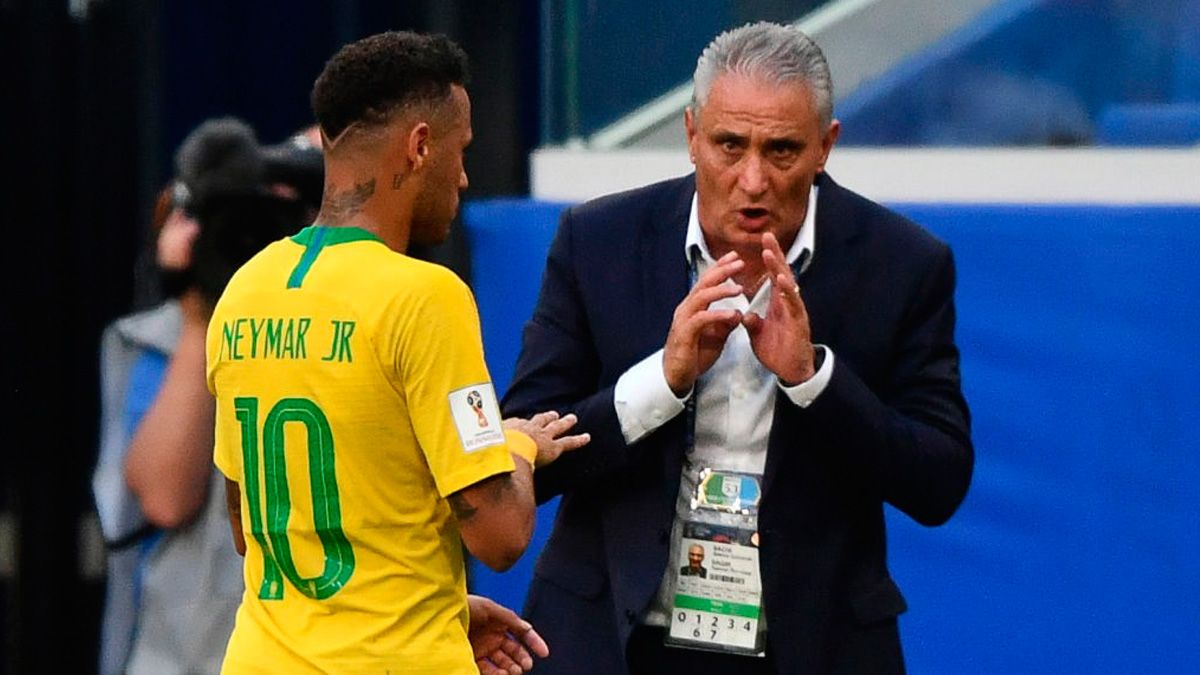 Neymar and Tite in a match of the Brazil national team