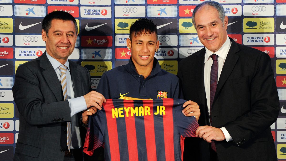 Josep Maria Bartomeu y Neymar en el acto de presentación del brasileño