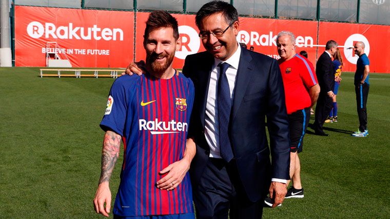 Josep Maria Bartomeu and Leo Messi in a training session of Barça | FCB