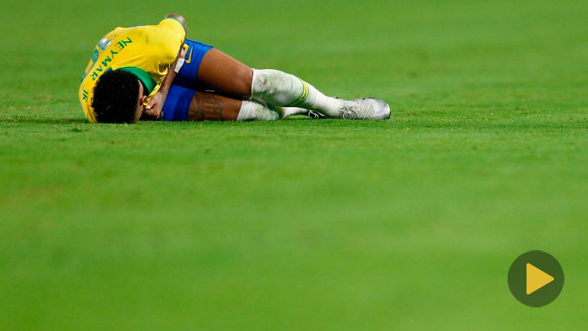 Neymar se duele de un golpe en un partido de la selección de Brasil