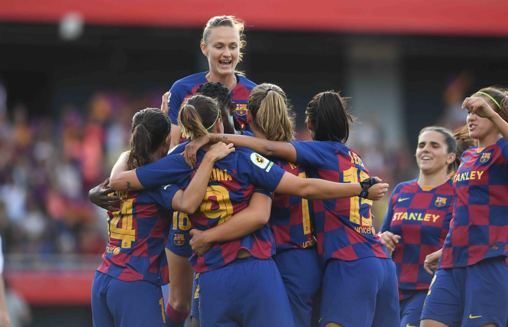 Las jugadoras del Barça celebran un gol ante el Tacón