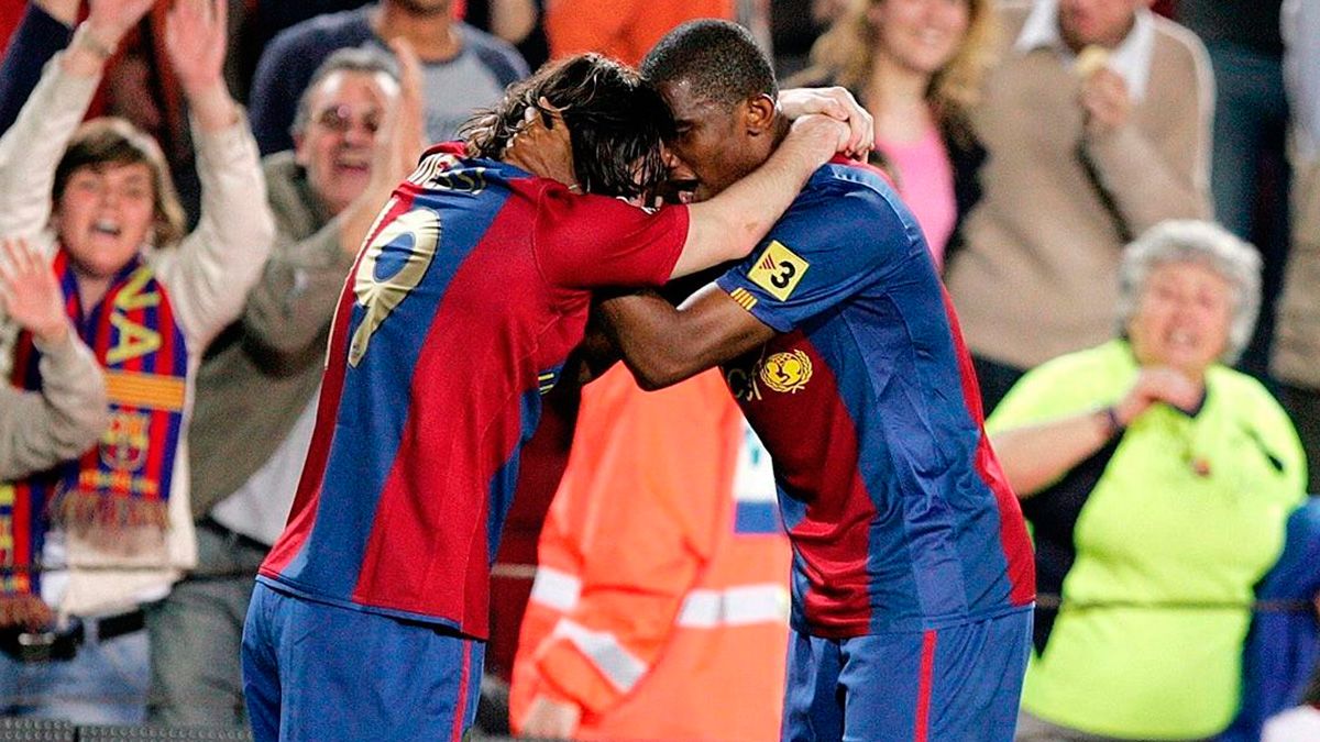 Leo Messi y Samuel Eto'o celebran un gol del FC Barcelona