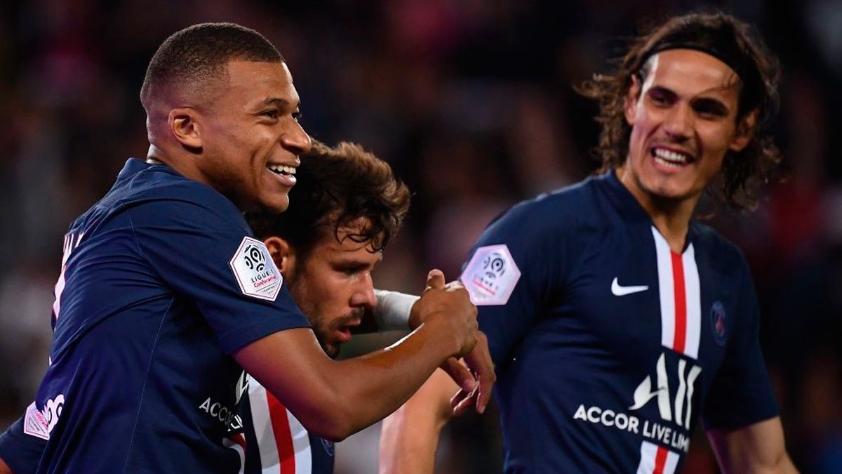 Kylian Mbappé y Edinson Cavani celebran un gol del PSG